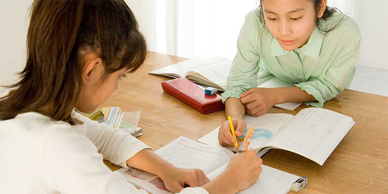 Các học sinh chăm chỉ làm bài